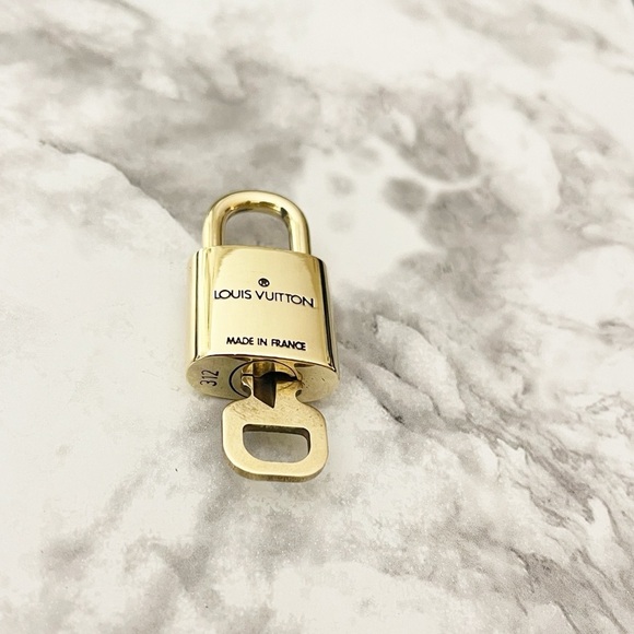 LOUIS VUITTON PadLock & Key #312 w/ 14k Gold Plated Unbranded Necklace - Picture 5 of 7